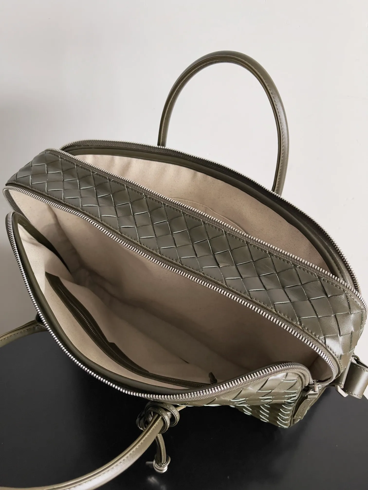 Batch 2720 Have you ever seen a briefcase that can be carried on your back? [Wit][Wit] BOTTEGA VENETA men's GETAWAY large briefcase. The practicality of being able to be carried on the back is indeed one of its major selling points. The design of the shoulder straps will not feel cumbersome even if worn for a long time. Whether it is a business meeting or daily diligence, you can do it with ease. Style number: 766361 Size: 39*28.5*8cm